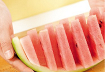 西瓜不仅是解酷暑神器,还可以做西瓜船、西瓜