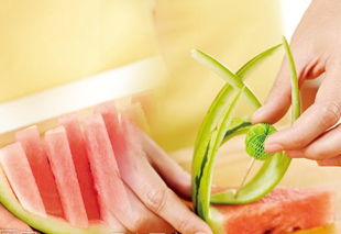 西瓜不仅是解酷暑神器,还可以做西瓜船、西瓜