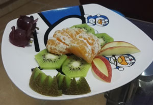 蝴蝶形的水果拼盘,配上两坐假山