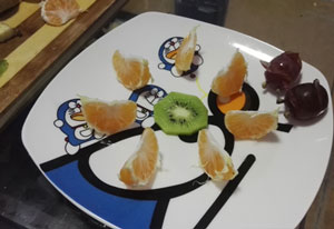 蝴蝶形的水果拼盘,配上两坐假山