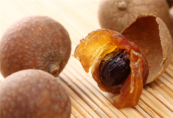 龙眼干泡水喝的功效,龙眼干适合女人益气补血