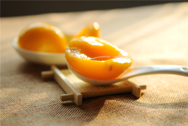 黄桃罐头上火还是降火,黄桃罐头甜度高多吃不好