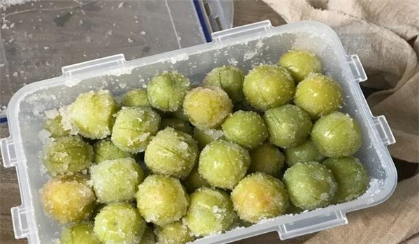 李子怎么腌制才好吃,李子的腌制方法(超简单)