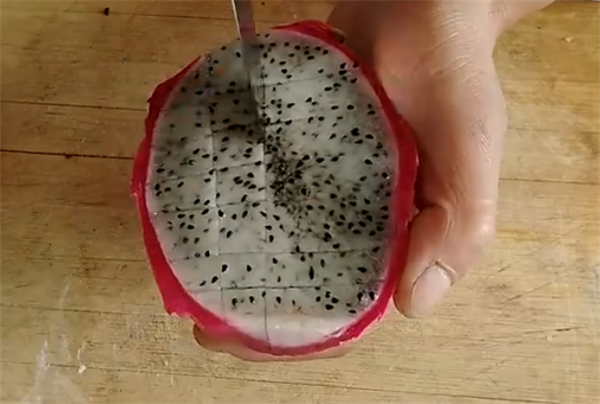 火龙果的各种切法图解,五种切法不用担心孩子吃的满脸都是啦