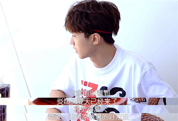 王俊凯教您做简单的水果拼盘,帅气小凯也抵挡不住诱惑