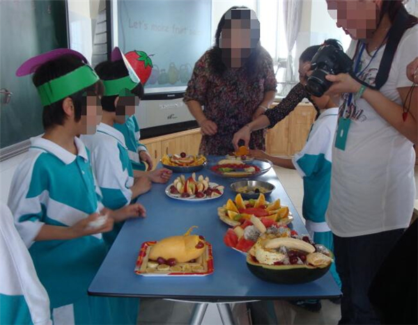 小学举办创意水果拼盘大赛,评选的第一名你觉得合适吗