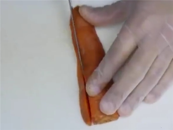 一根黄瓜完成水果拼盘制作，非常适合菜肴的黄瓜拼盘(图解)