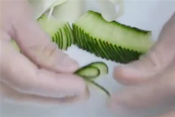 一根黄瓜完成水果拼盘制作，非常适合菜肴的黄瓜拼盘(图解)