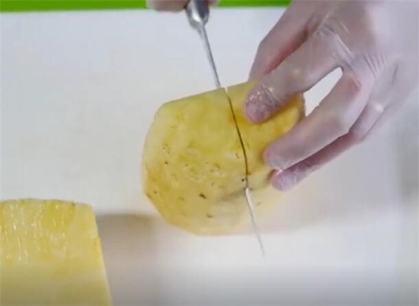 水果拼盘图片及做法 超简单的凤梨宝船水果拼盘制作方法(图解)