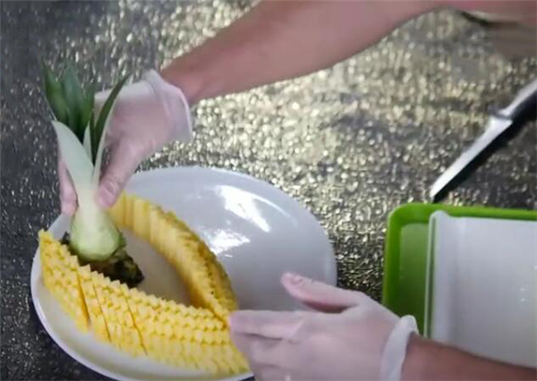 水果拼盘图片及做法 超简单的凤梨宝船水果拼盘制作方法(图解)