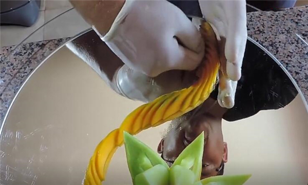 超级果花水果拼盘制作方法 招待客人就用这样的水果拼盘