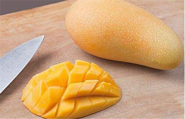 女人吃芒果好吗,女人吃芒果有什么功效(女人吃芒果好处和坏处)