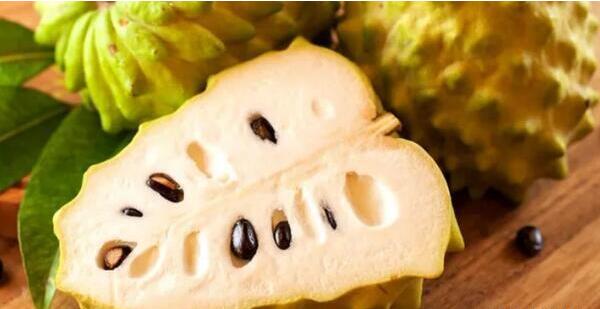 释迦果的籽能吃吗,释迦果籽可不可以吃(释迦果籽不小心吃了不会中毒)