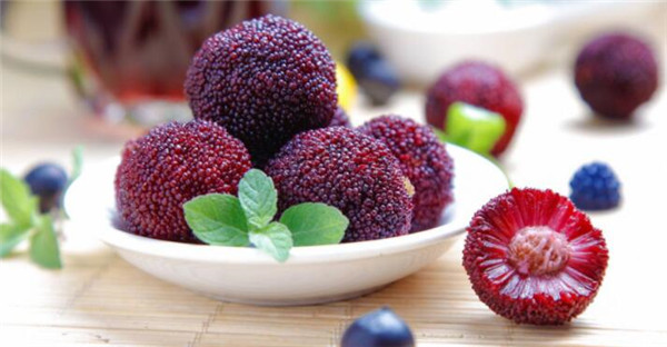 孕妇吃杨梅上火吗,杨梅连籽一起吃是不是不会上火