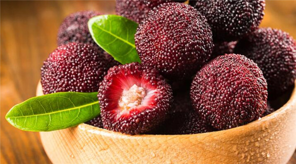 孕妇吃杨梅上火吗,杨梅连籽一起吃是不是不会上火