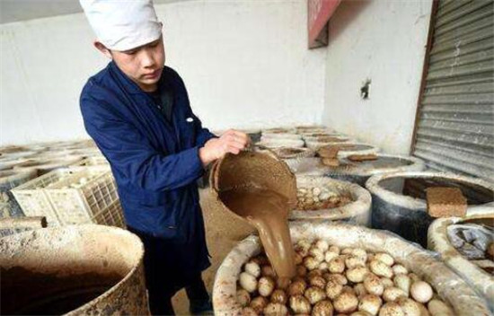 松花蛋的家庭腌制方法,土方法鸡蛋自制皮蛋的方法