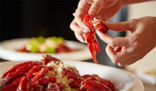 小龙虾哪些地方不能吃,吃了小龙虾头怎么办