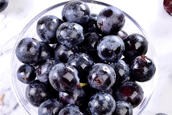 夏黑和巨峰哪个品种好，夏黑葡萄无籽有害吗