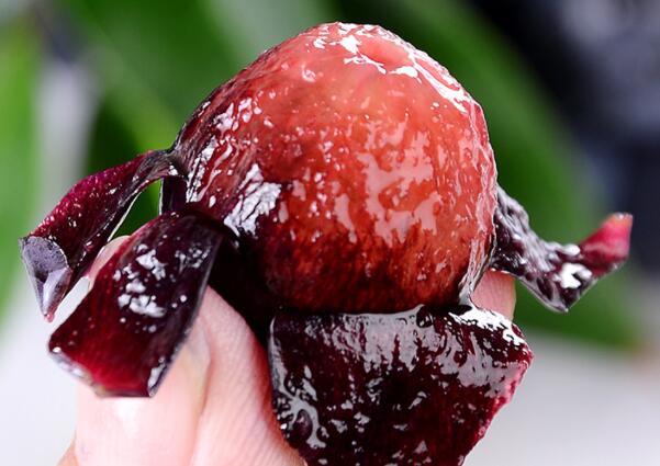 夏黑和巨峰哪个品种好，夏黑葡萄无籽有害吗