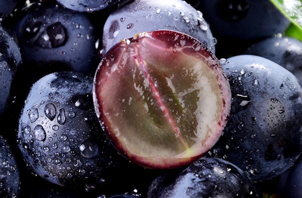 夏黑和巨峰哪个品种好，夏黑葡萄无籽有害吗