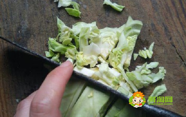 包莱怎么切块图解,包菜怎么切方便穿串