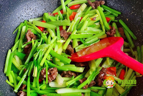 芹菜炒牛肉放老干妈吗,芹菜炒牛肉要叶子吗