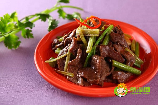 芹菜炒牛肉放老干妈吗,芹菜炒牛肉要叶子吗
