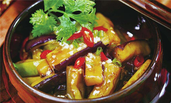 红烧茄子要去皮吗,红烧茄子不去皮口感更好不油腻