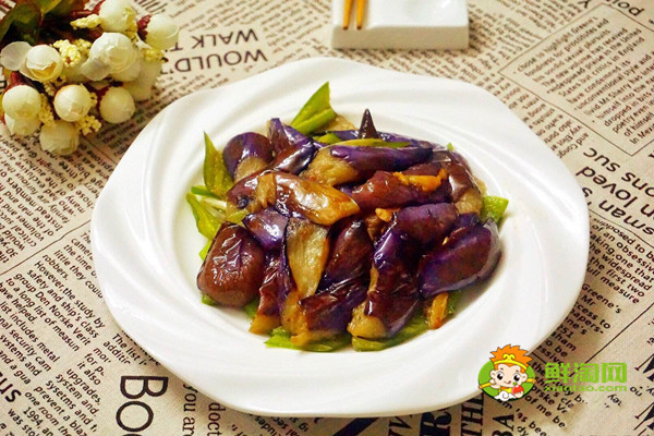 红烧茄子外酥里嫩窍门,炒前加点盐不油又好吃