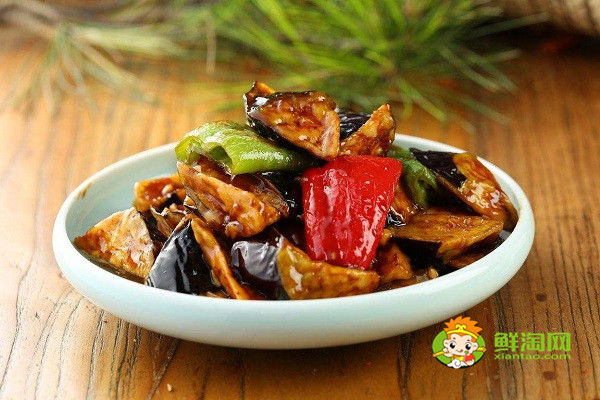 红烧茄子外酥里嫩窍门,炒前加点盐不油又好吃