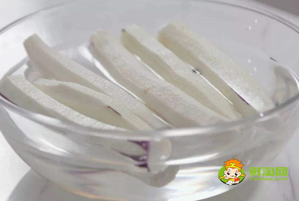 茄子如何防氧化,茄子加点盐不仅不容易变黑,还更好吃