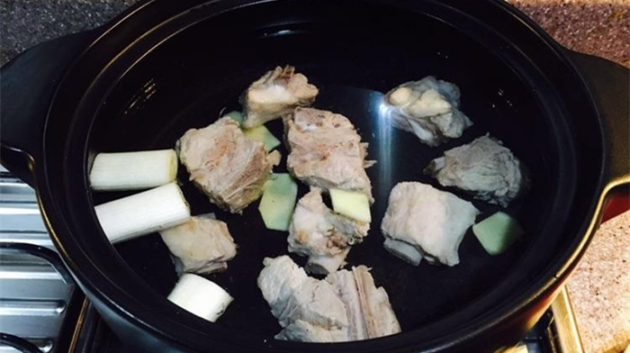 排骨莲藕汤的做法