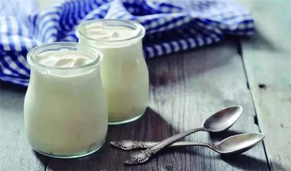 喝酸奶的最佳时间,喝酸奶的最佳时间是饭前还是饭后