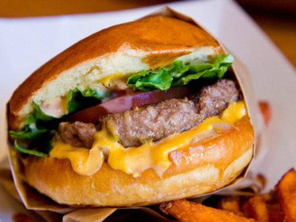 一个牛肉汉堡的热量多少,牛肉汉堡和米饭的热量哪个高