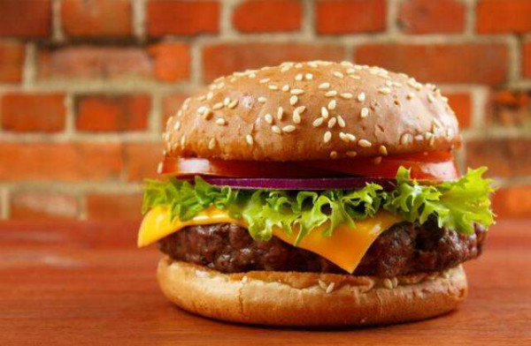 一个牛肉汉堡的热量多少,牛肉汉堡和米饭的热量哪个高