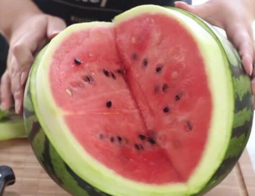 创意水果拼盘 大嘴巴的西瓜鲨鱼(详细做法步骤)